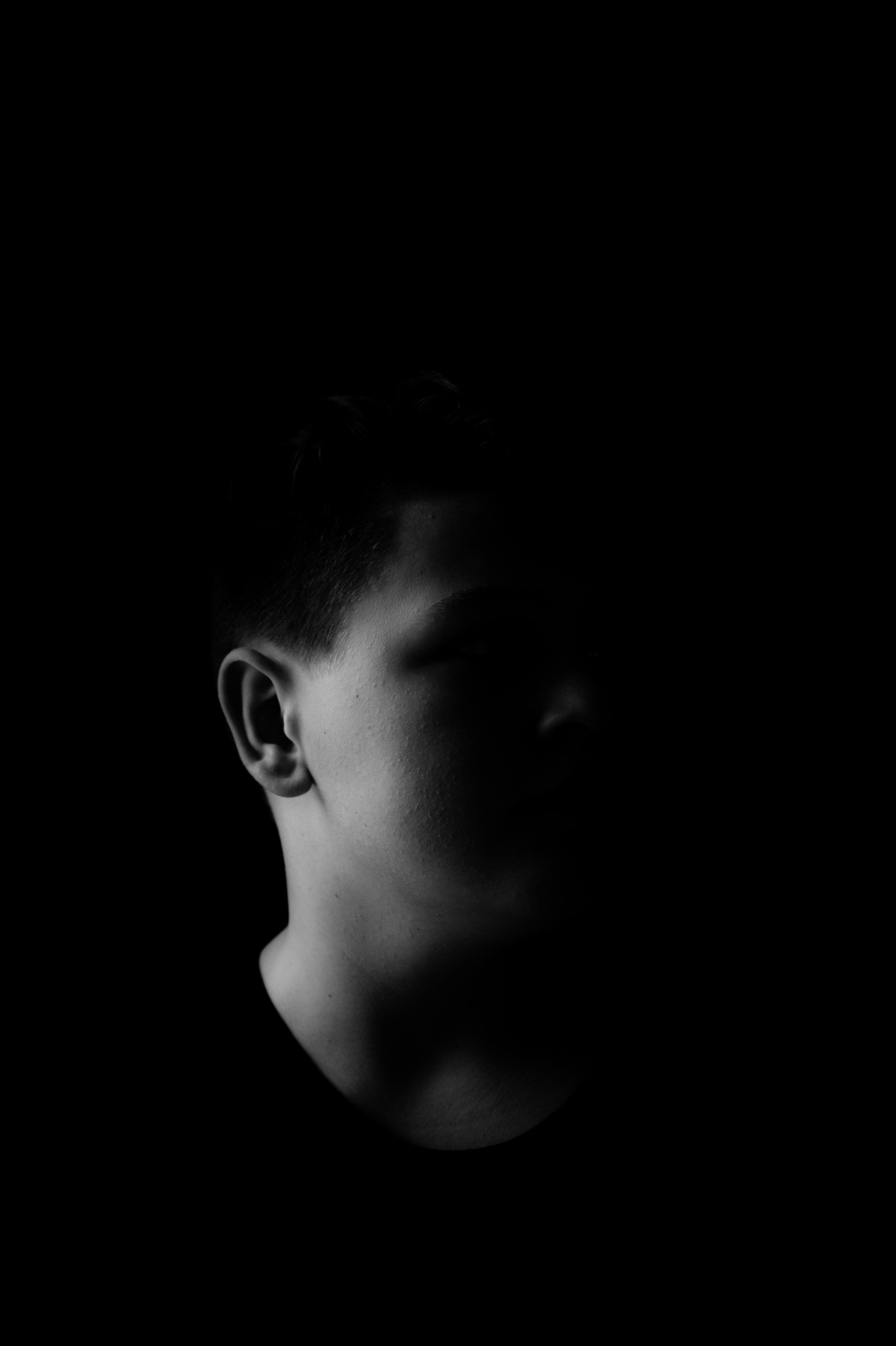 Schwarz-Weiss Silhouette Ohr vor dunklem Hintergrund – Black Ueli Earplugs für absoluten Ruheschlaf